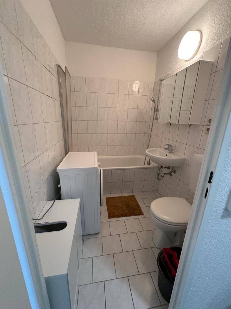 Halle  Ideal Fuer Monteure. 3 Zimmer Apartment Mit Kueche, Waschmaschine, Wifi Usw... . מראה חיצוני תמונה